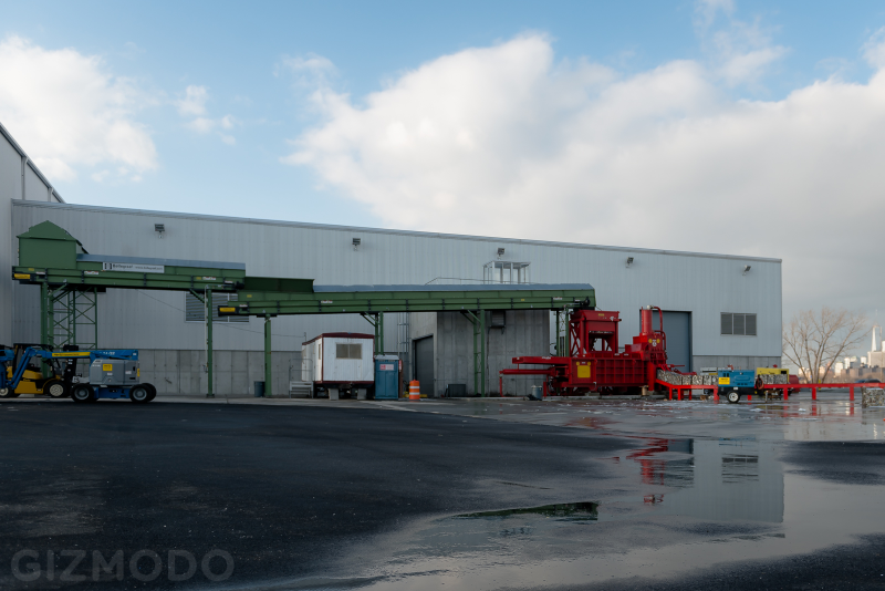 Illustration for article titled A Tour of the Largest Commingled Recycling Plant in the U.S.